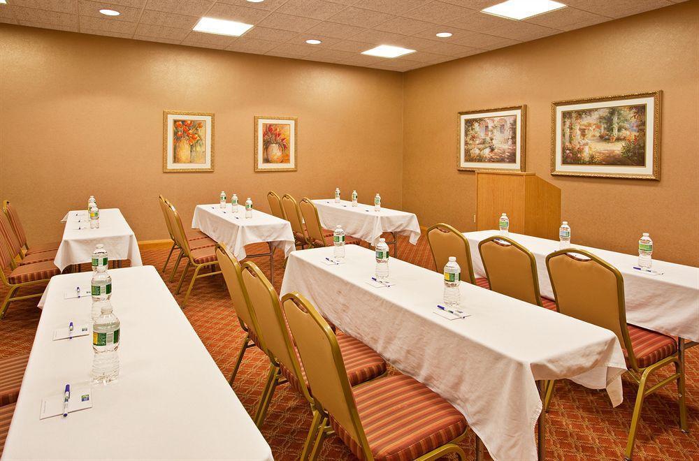 Holiday Inn Express & Suites Johnstown By Ihg Eksteriør bilde