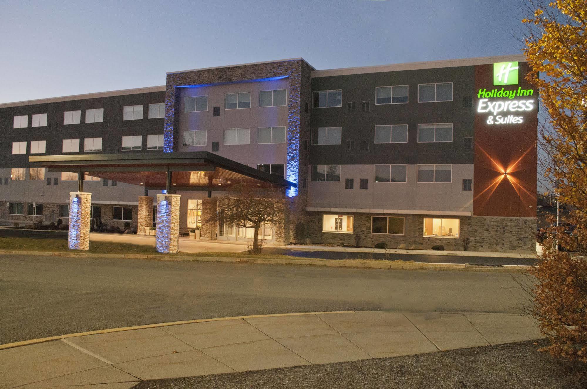 Holiday Inn Express & Suites Johnstown By Ihg Eksteriør bilde