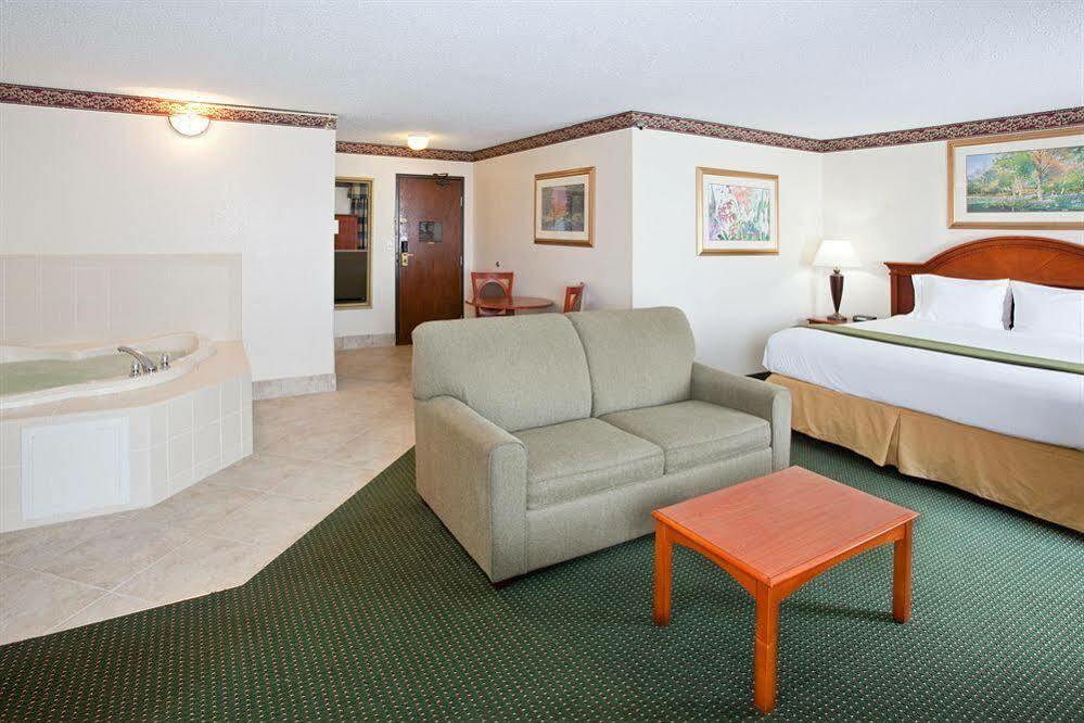 Holiday Inn Express & Suites Johnstown By Ihg Eksteriør bilde