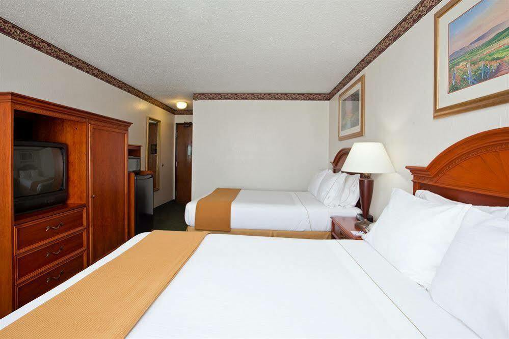 Holiday Inn Express & Suites Johnstown By Ihg Eksteriør bilde